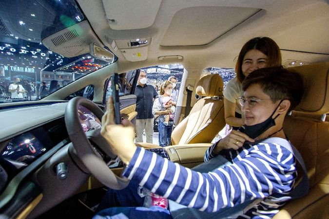 The audience experienced Tengshi D9 car at Bangkok International Auto Show, Thailand. Xinhua News Agency reporter Wang Teng photo