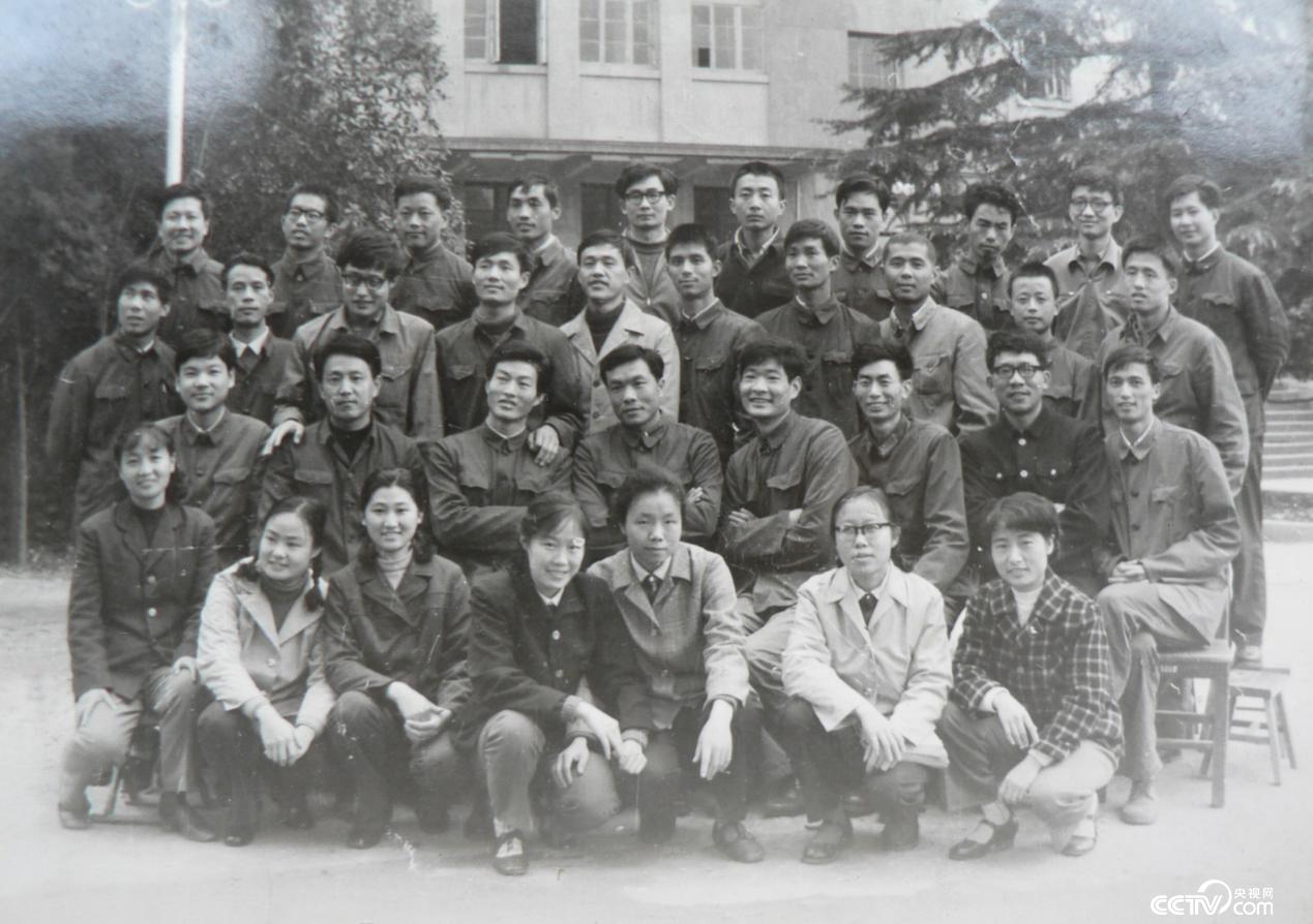 Dai Jianye (fifth from the right in the last row) took a group photo with his graduating class.