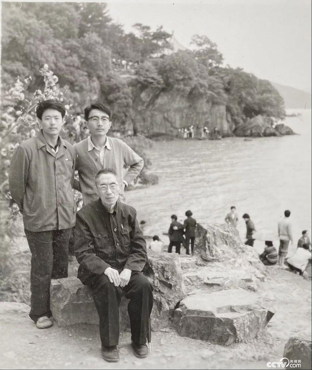 Dai Jianye (first from the right in the back row), graduate tutor Cao Mufan (front) and brother Liu Minghua were photographed in Taihu Lake, Wuxi in 1983.